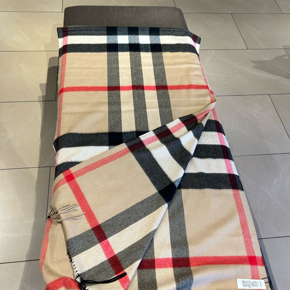 Burberry classic check scarf 🧣 - Picture 2 of 4